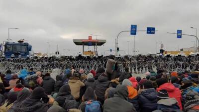 Вплотную к ЕС: мигранты стянулись к закрытому КПП на границе Белоруссии и Польши