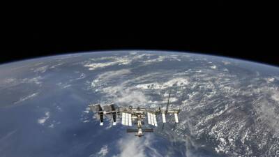 «Роскосмос»: экипаж МКС работает штатно
