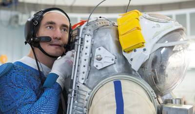 Космонавт Дубров обнаружил возможное место утечки воздуха в отсеке модуля «Звезда»