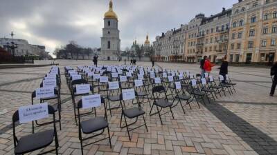 Без задоринки: украинский ПЕН-клуб провел акцию «Пустые стулья» в...