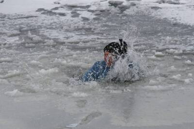 В Удмуртии рыбак едва не погиб, провалившись под лед