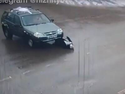 Видео: в Нижегородской области автоледи наехала на пенсионерку и протащила ее по асфальту
