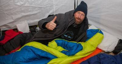Главный тренер английского клуба "Брайтон" провел ночь с бездомными (фото)