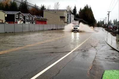 Сильные дожди в Канаде привели к эвакуации населения. Сотня автомобилей оказалась в ловушке - unn.com.ua - Украина - Киев - Колумбия - Канада