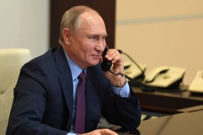 Путин и Макрон обсудили по телефону ситуацию на границе Белоруссии и ЕС