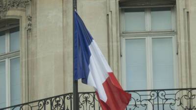 Макрон втайне ото всех изменил флаг Франции