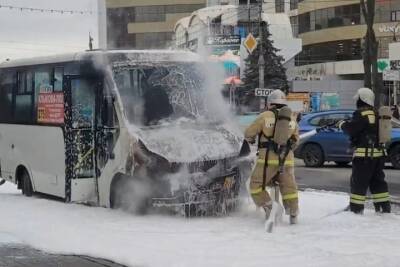 В Курске загорелся микроавтобус маршрутного такси ГАЗель