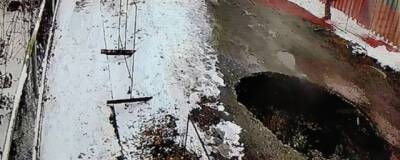 На улице Южной в Новосибирске из-за прорыва трубопровода на дороге образовалась яма