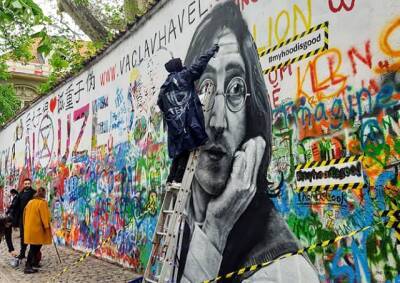 Конец бесконтрольному творчеству: в Праге началась реконструкция стены Леннона