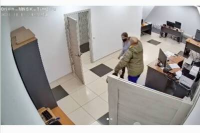 Агрессивный клиент напал на сотрудницу офиса оператора интернет-связи на юге Красноярского края