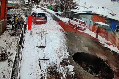 Яма разверзлась в Ленинском районе Новосибирска из-за порыва трубопровода