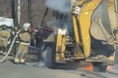 В Хабаровске на дороге горит трактор