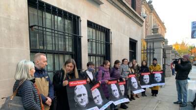 В США прошла акция в поддержку журналиста РC Владислава Есипенко
