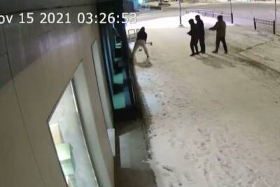 Грабители с топорами за ночь напали на два магазина в Екатеринбурге