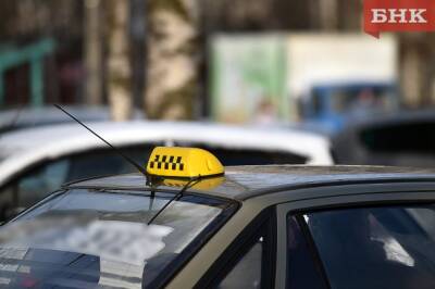В Сосногорске таксиста оштрафовали за потерянную пассажиром банковскую карту