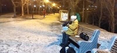 Уличный музыкант играет хиты в заснеженном парке Петрозаводска (ВИДЕО)