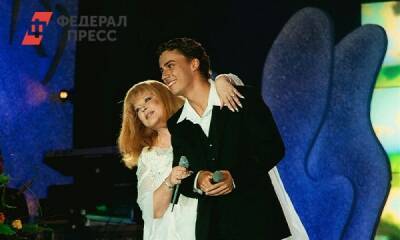Алла Пугачева оголила стройные ноги в обнимку с молодым мужем