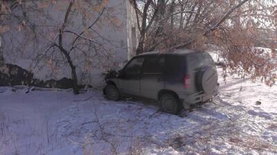 В Курганской области автомобиль врезался в дом