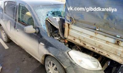 В Петрозаводске автомобиль залетел под грузовик: есть пострадавшие