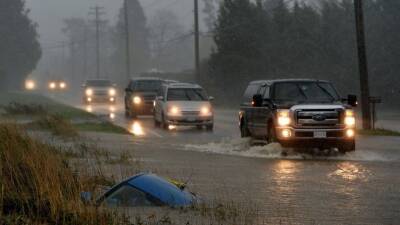 Около 300 человек застряли в автомобилях на дорогах Канады из-за оползня