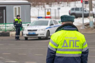 Пьяный водитель заперся в машине от сотрудников ДПС в Ижевске