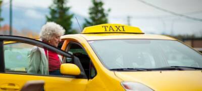 Таксист в Петрозаводске продал телефон, который пенсионерка уронила в машине