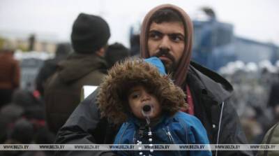 "Мы беспокоимся за детей, они голодные и простуженные": беженцы о холодной ночи на бетоне у границы