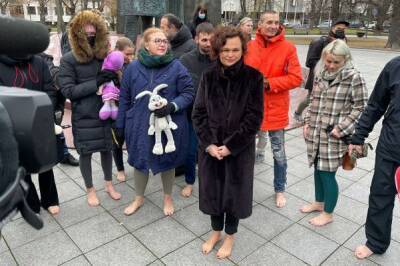 Взрослые литовцы в Вильнюсе и Каунасе митинговали против вакцинации детей