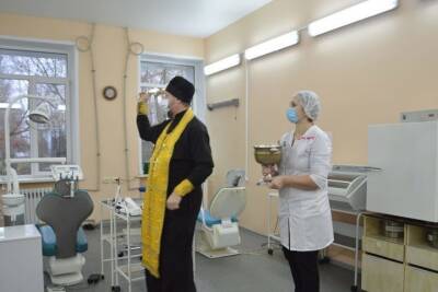 По просьбе медиков протоирей Тульской епархии освятил поликлинику в Волово