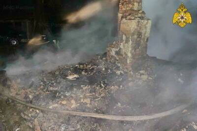 В Барсуках у смолян сгорели дом и сарай, но пожарные спасли машину