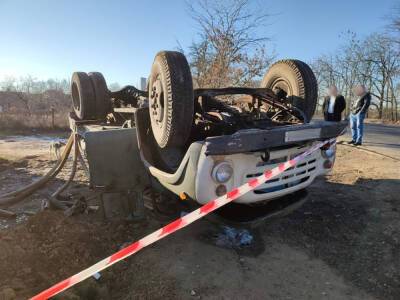Трагедия на украинской трассе: грузовик перевергулся и сбил пешехода, кадры