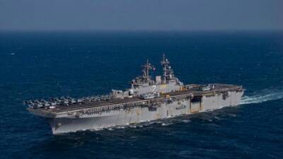 Пентагон возмутился: вертолëт Ирана трижды «унизил» корабль ВМС США