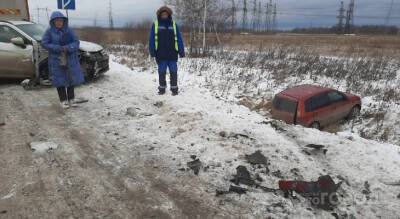В Новочебоксарске автоледи на "Митсубиси" отправила одну машину в кювет и подбила фуру