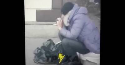 В Полтаве женщина на глазах у пассажиров вокзала съела живого голубя (видео)
