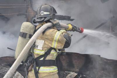 Начальник пожарной части в Приморье спас из горящего дома троих детей