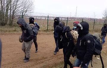 Группа нелегалов пытается покинуть лагерь возле польской границы