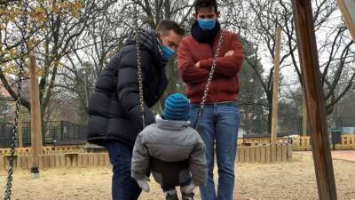 Пример европейской толерантности для Молдавии: в Румынии гей-пара усыновила ребенка