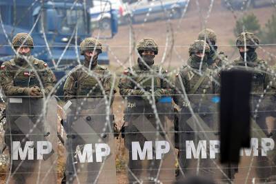 Власти Польши обвинили Минск в намерении вооружить мигрантов