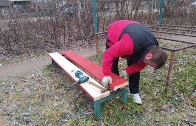 Жители Осташкова Тверской области сами приводят в порядок разрушенную детскую площадку