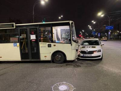 В Киеве маршрутка с пассажирами протаранила такси: кадры с места событий