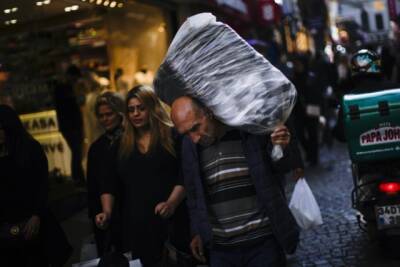 «Мы не заслужили этого»: в Турции люди обеспокоены сремительным ростом инфляции