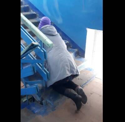 Пациенты Краснобаковской ЦРБ вынуждены ползти по лестнице в рентген-кабинет