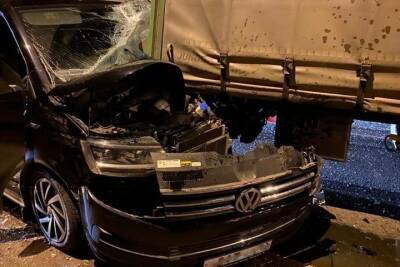 На трассе М-5 в Рязанской области столкнулись три фуры и Volkswagen