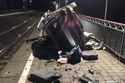 Пассажирский поезд Самара — Адлер сбил застрявшую на путях машину