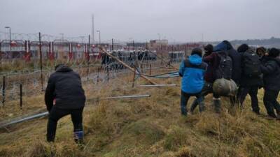 Водометы и палки: ситуация на границе Белоруссии и Польши превратилась в поле битвы