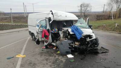 В Воронежской области микроавтобус разворотило после ДТП с МАЗом: есть пострадавший