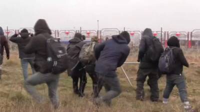 Польские пограничники применили газ против попытавшихся прорваться мигрантов