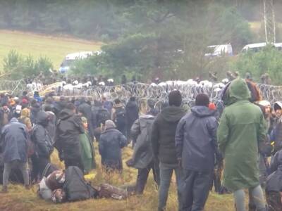 Мигранты на польско-белорусской границе стали забрасывать полицию камнями и нарвались на гранаты (видео)