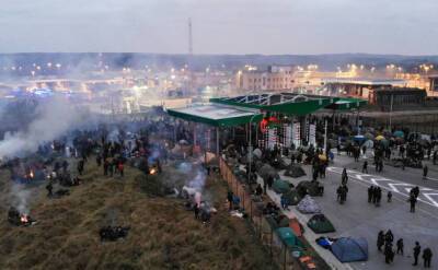 Мигранты на польско-белорусской границе закидали камнями полицию