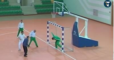 Президент Туркменистана поиграл с министрами в мини-футбол: вратари "противостояли" с подкошенными ногами (ВИДЕО)